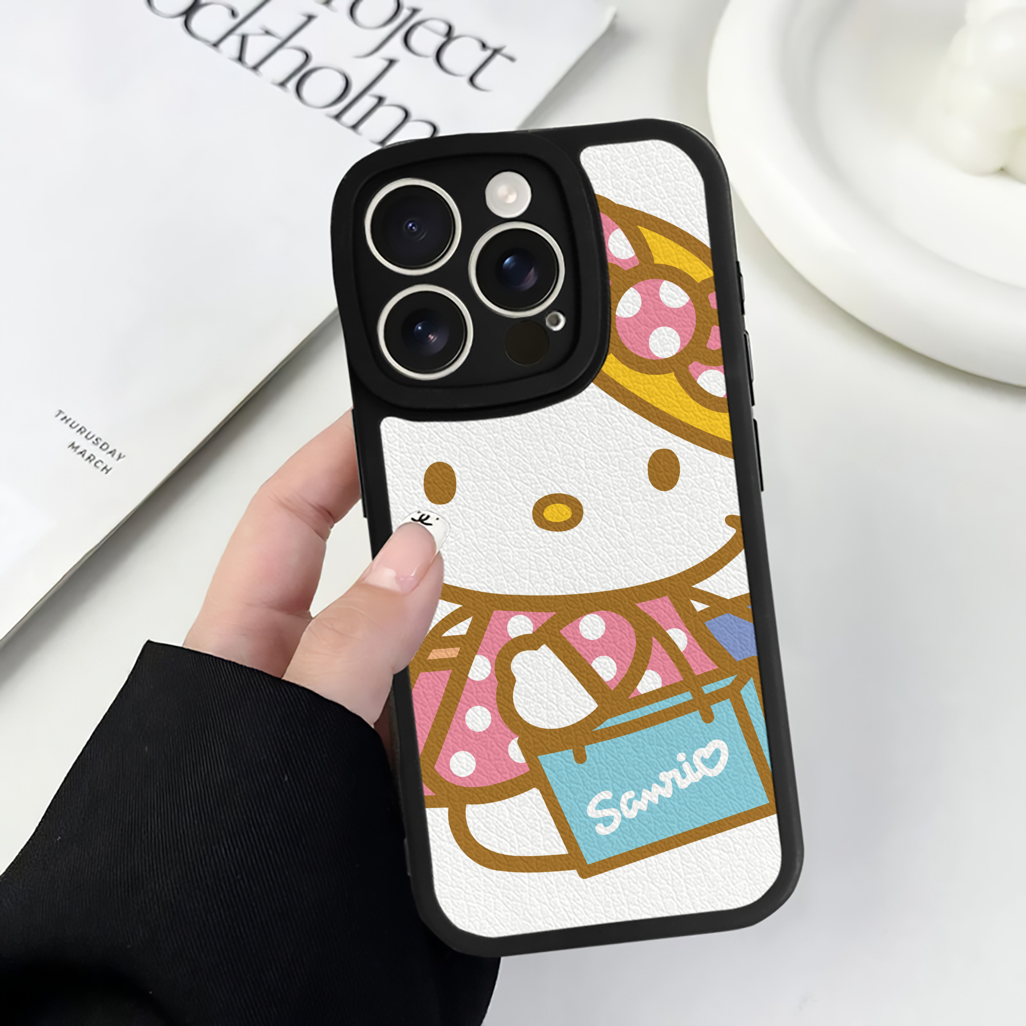 （画像用） Hello Kitty ハローキティ 【iPhone 16シリーズ対応】シリコンスマホケース（レザー調） 材質：シリコン